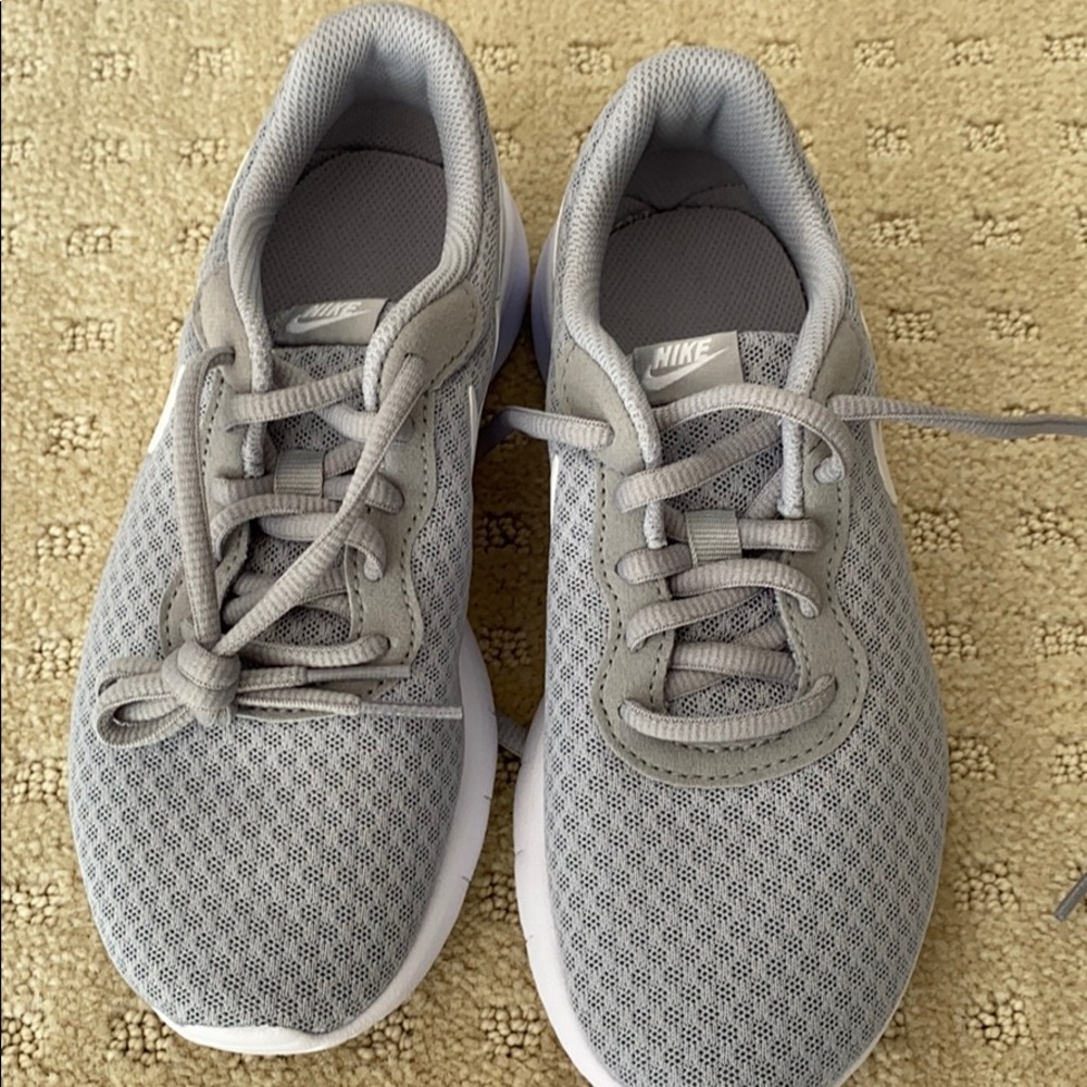 Boys size 1.5Y Nike shoes